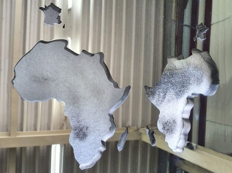 Widok szczegółowy map Afryki i Francji wyciętych w metalu
