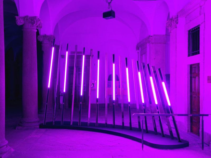 Instalacja świetlna w przejściu pod łukiem, z odbiciami na posadzce