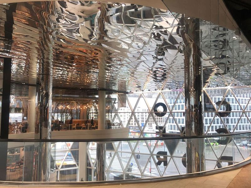Lustrzany sufit i kolumny w centrum handlowym Cloche d'Or