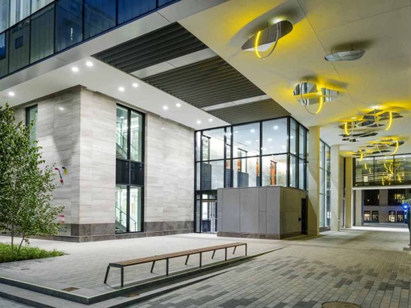 Nowoczesna architektura budynku z żółtą instalacją świetlną na suficie