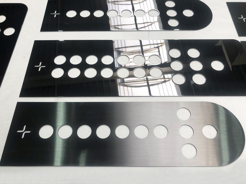 Powłoka PVD drobnych elementów w wykończeniu Black-TiN firmy MirrorINOX