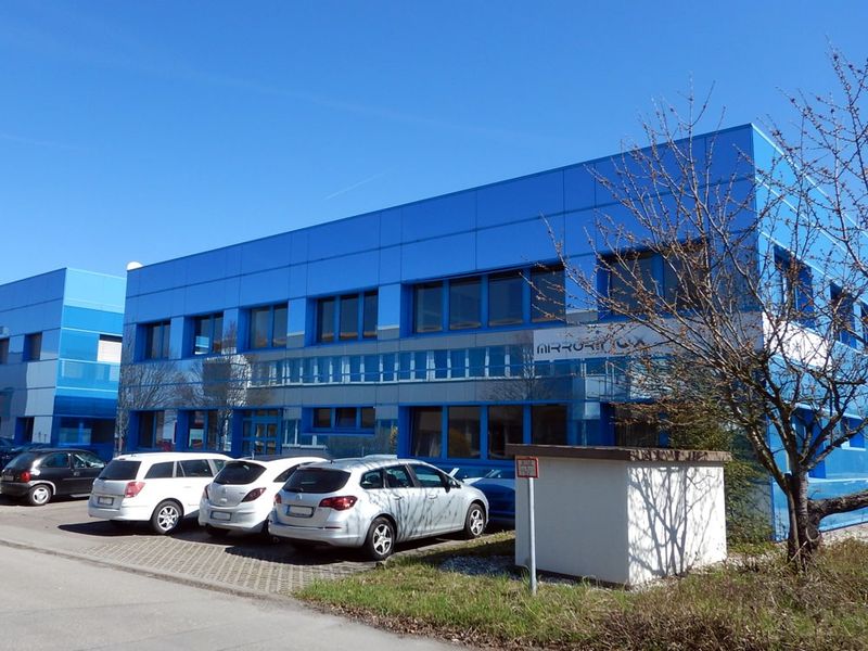 Budynek firmy mirrorINOX w Pleidelsheim z niebieską okładziną elewacyjną