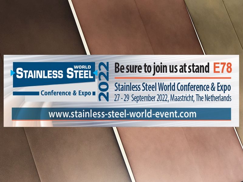 لافتة معرض Stainless Steel World 2022 أمام عينات ملوّنة من الفولاذ المقاوم للصدأ