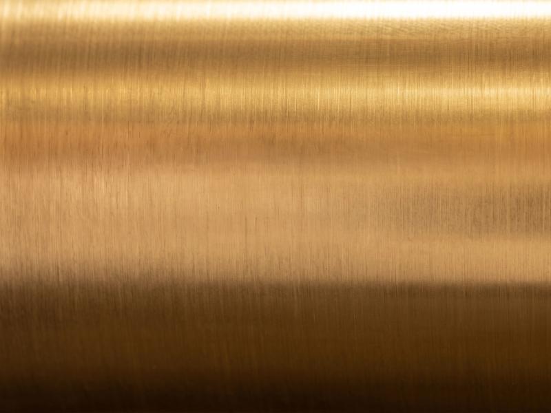 Schody ruchome w kolorze złotym w atrium, z powłoką powierzchniową Gold-TiN firmy mirrorinox