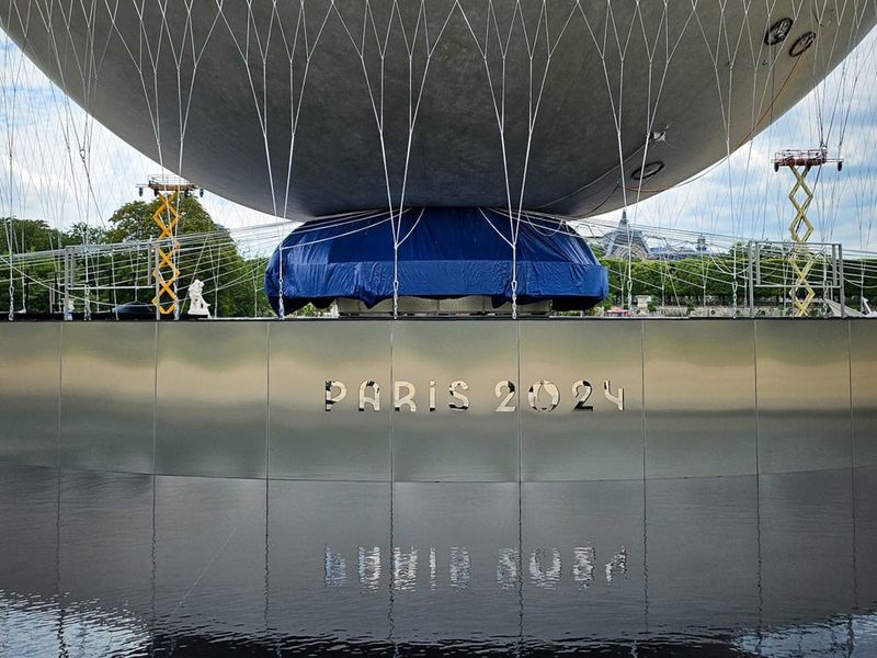 Podstawa znicza olimpijskiego Paris 2024 z odbiciem w niecce wodnej