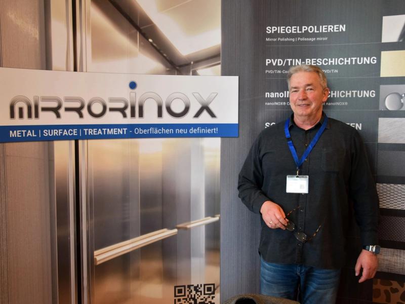 جناح MirrorINOX في المعرض، مع تشطيبات مصقولة كالمرآة وطلاءات PVD