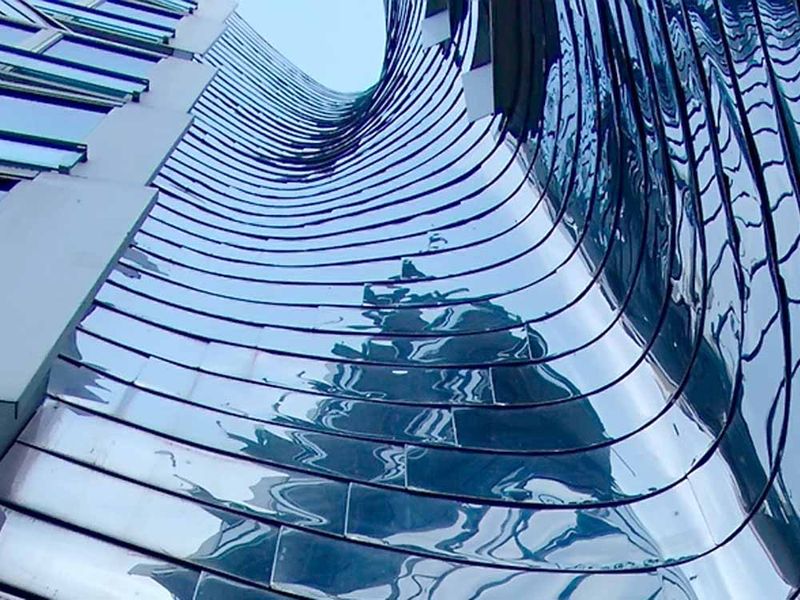 واجهة منحنية من الفولاذ المقاوم للصدأ المصقول كالمرآة من MirrorINOX ضمن مشروع معماري