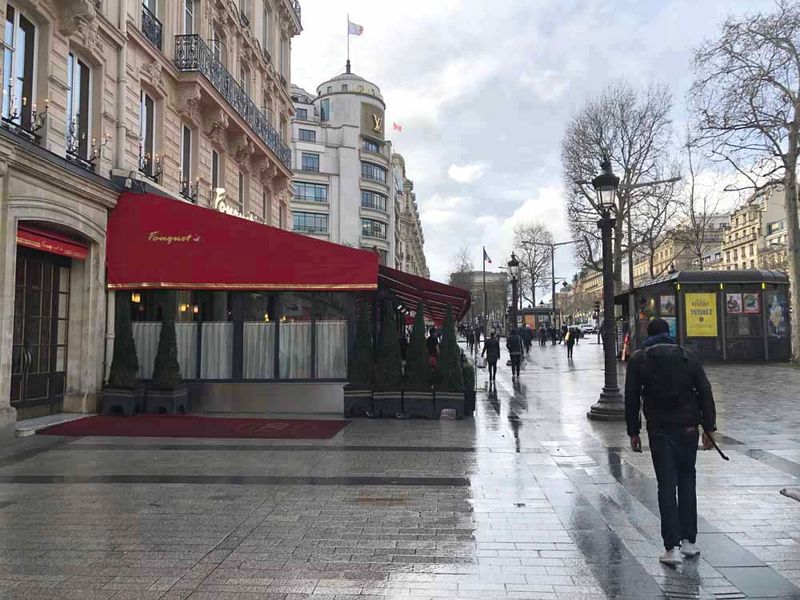 Wejście do Hotel Fouquet's Paris przy Avenue des Champs-Élysées