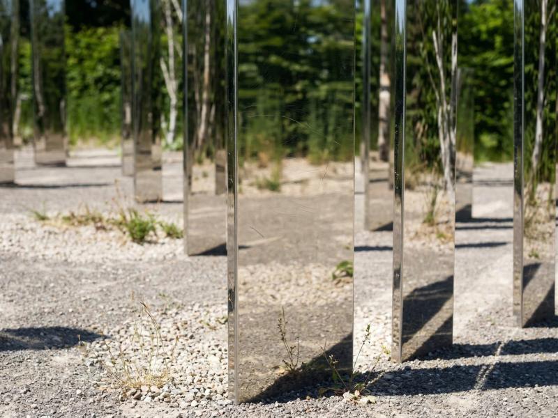 Lustrzane stele jako instalacja artystyczna w parku