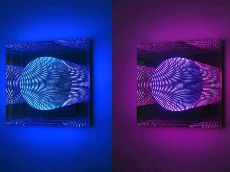Lustrzana instalacja artystyczna typu infinity mirror z kanałem świetlnym LED w kolorze niebieskim i fioletowym