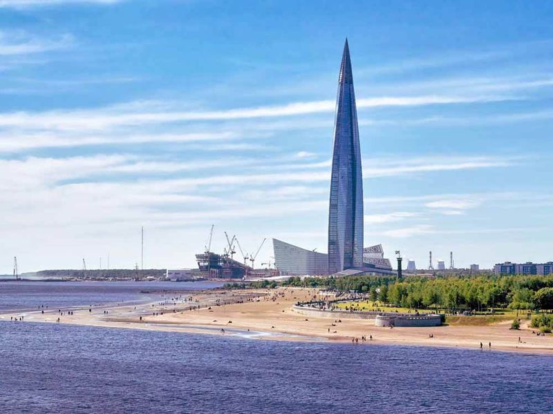 Lakhta Center widziane z plaży, z parkiem na pierwszym planie