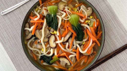 Udon con verdure in brodo