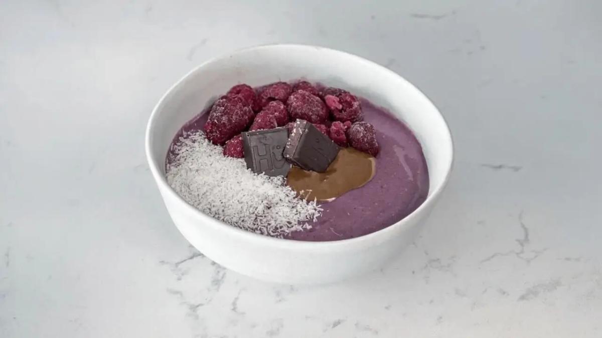 RASPBERRY COCONUT SMOOTHIE BOWL