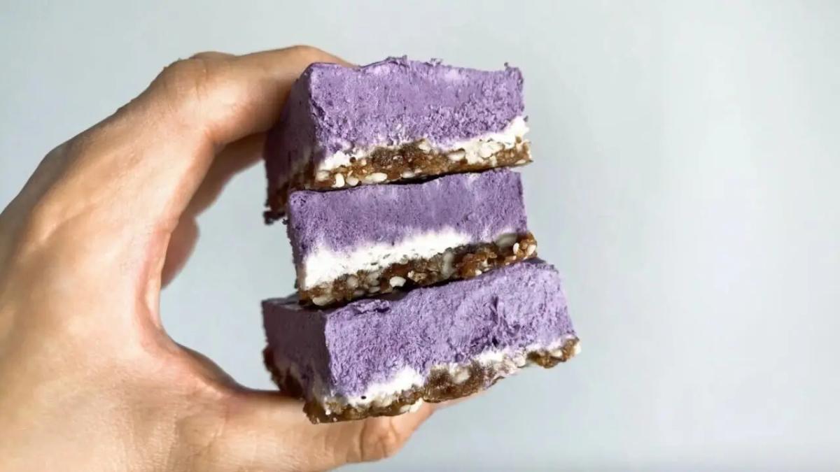 Raw Blueberry Lemon Cheesecake Bars