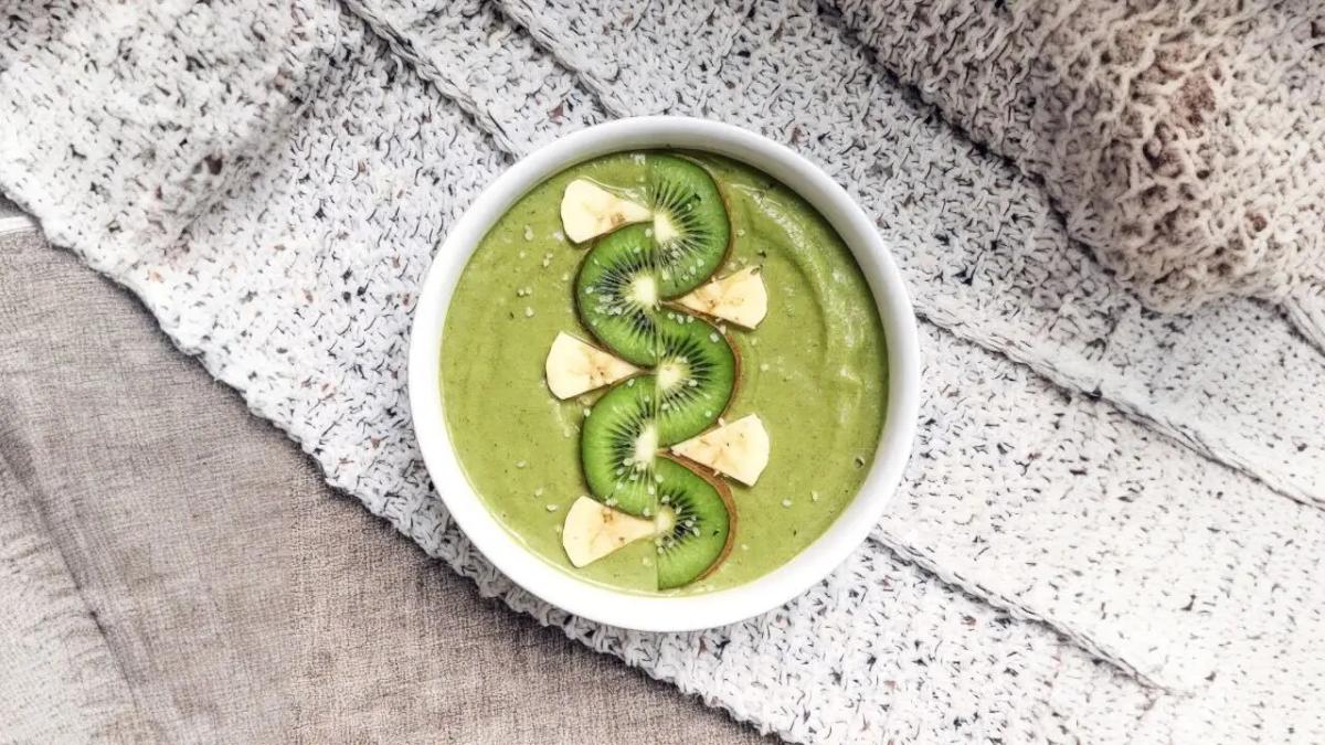 Green kiwi smoothie bowl