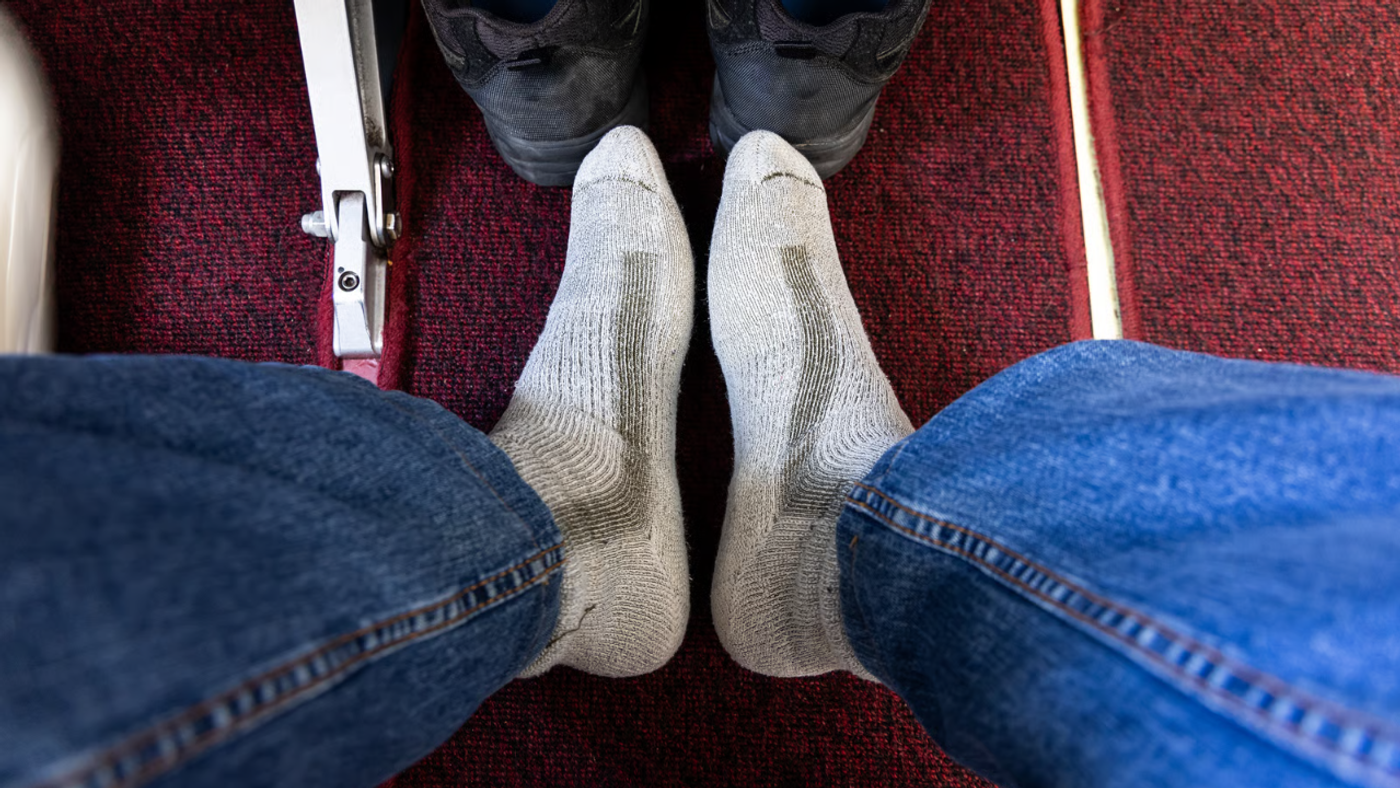 Pies hinchados después de un vuelo largo apoyados sobre el piso