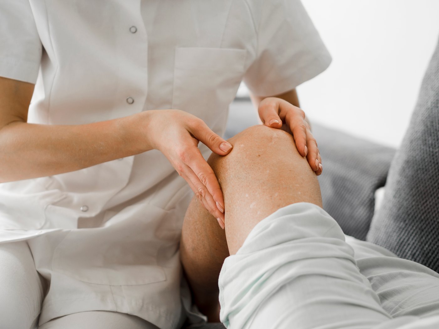 Exploración de una extremidad durante una consulta médica