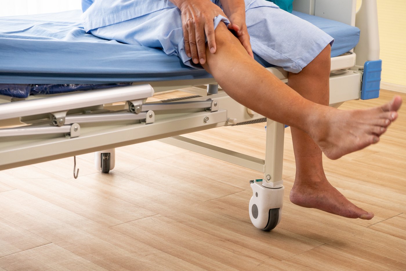 Tratamiento de venas en la pierna durante una sesión de escleroterapia