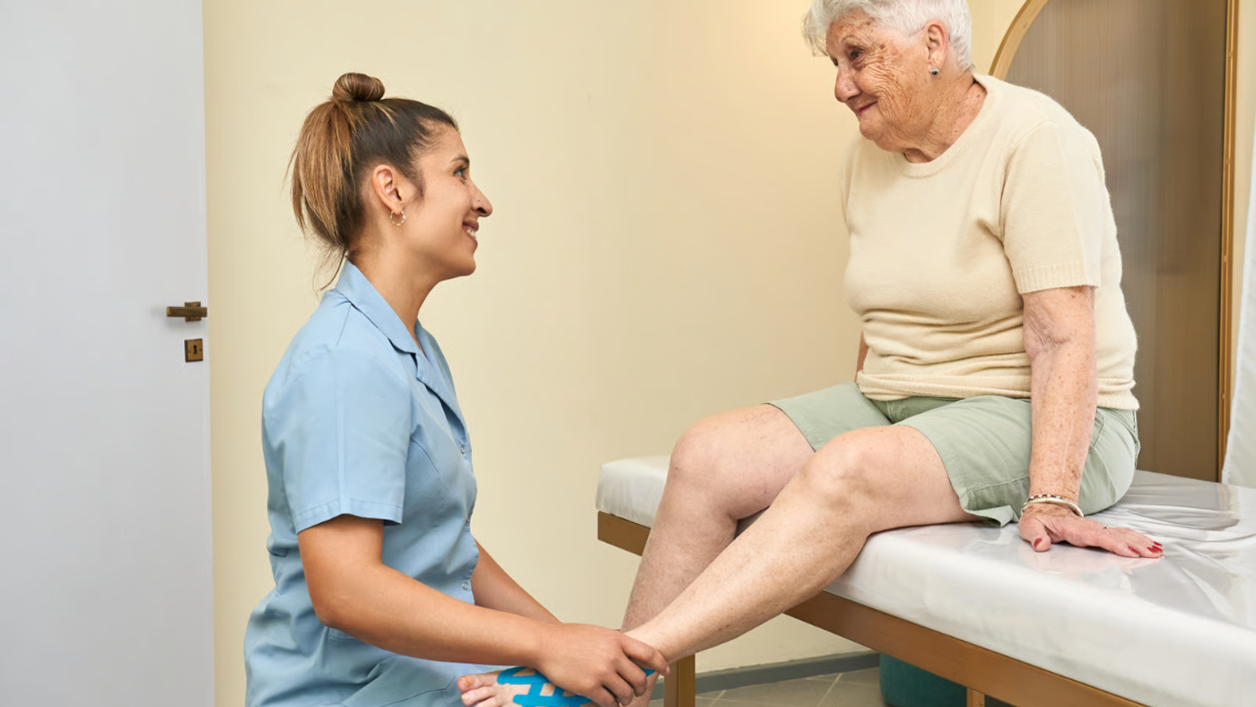 Persona se sujeta la pantorrilla por dolor al caminar