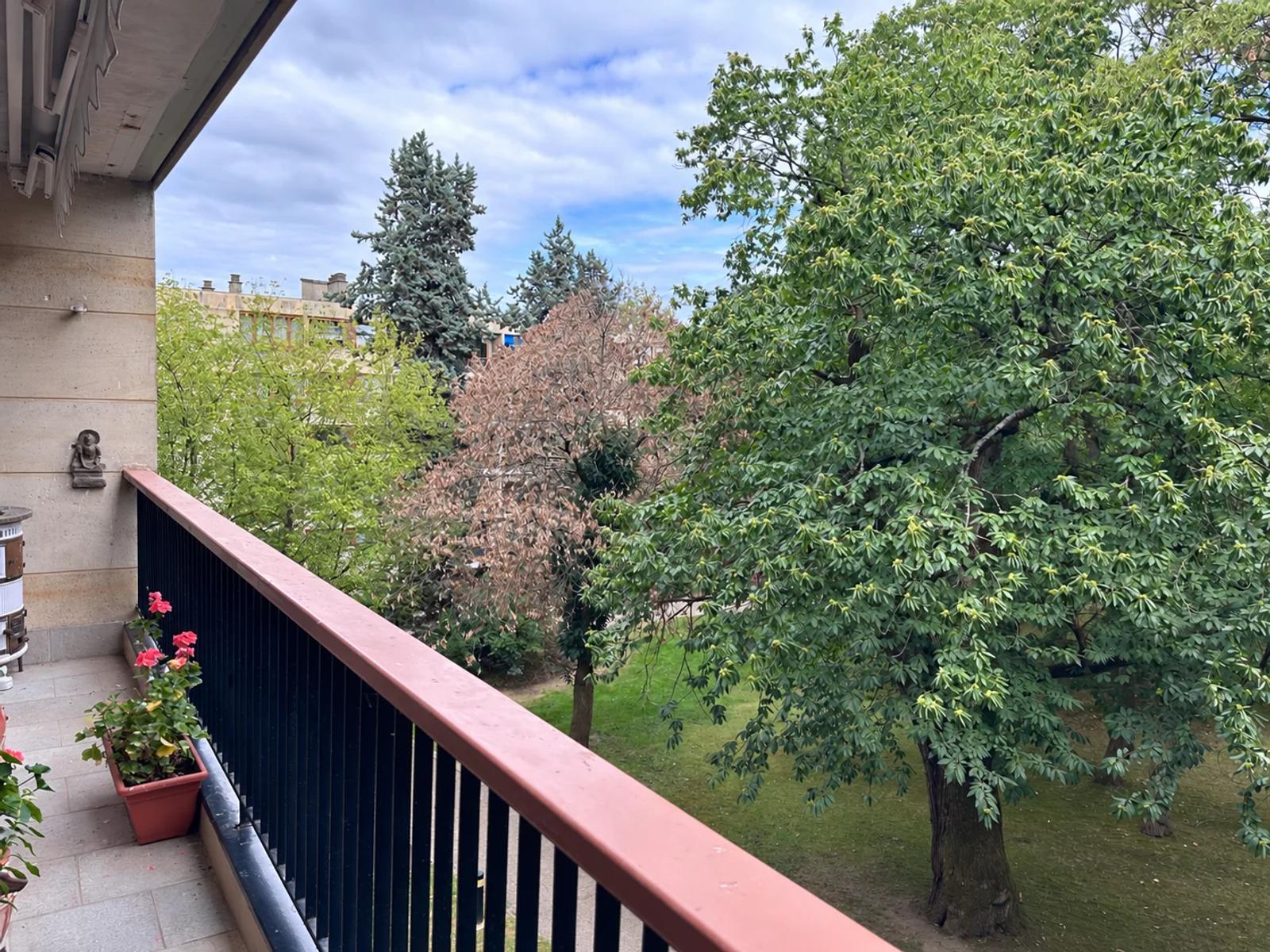 Balcon avec vue sur les arbres du parc de la résidence — La Celle-Saint-Cloud.