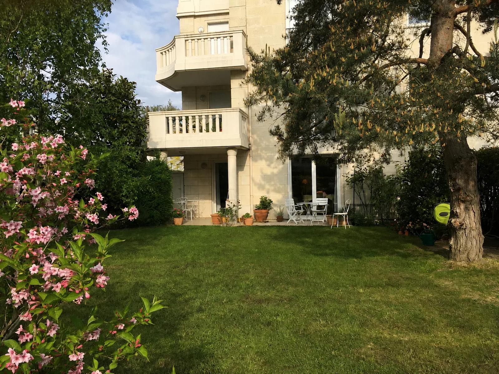 Jardin et façade de la résidence avec balcons — Vaucresson.