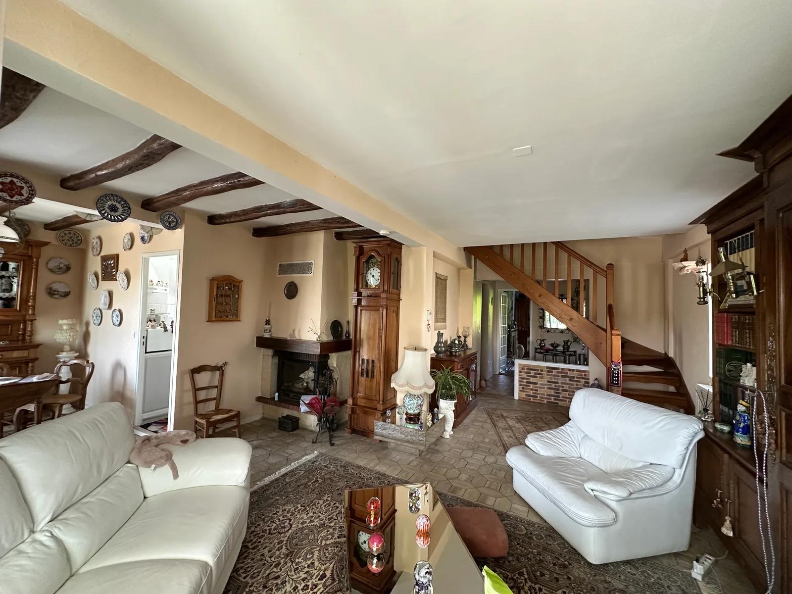 Salon avec cheminée, poutres apparentes et escalier en bois — Maule.
