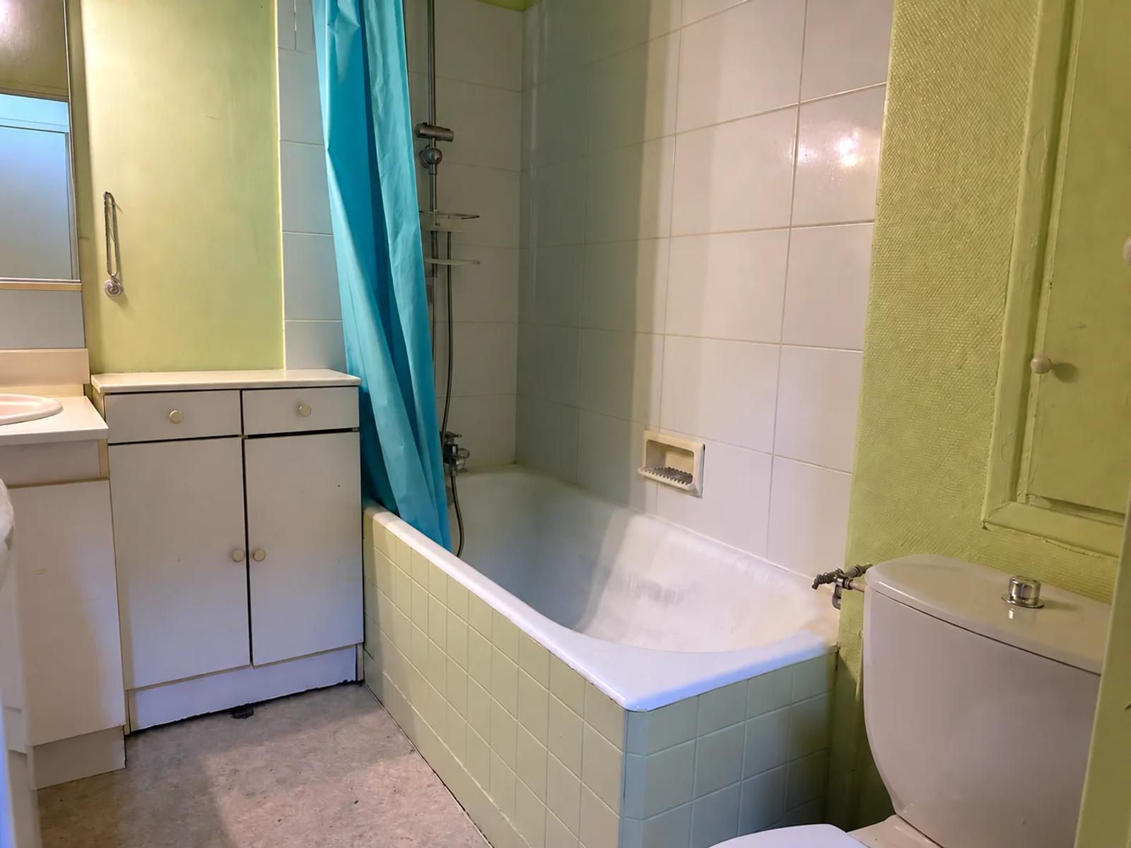 Salle de bains avec baignoire, vasque et toilettes — Carrières-sur-Seine.