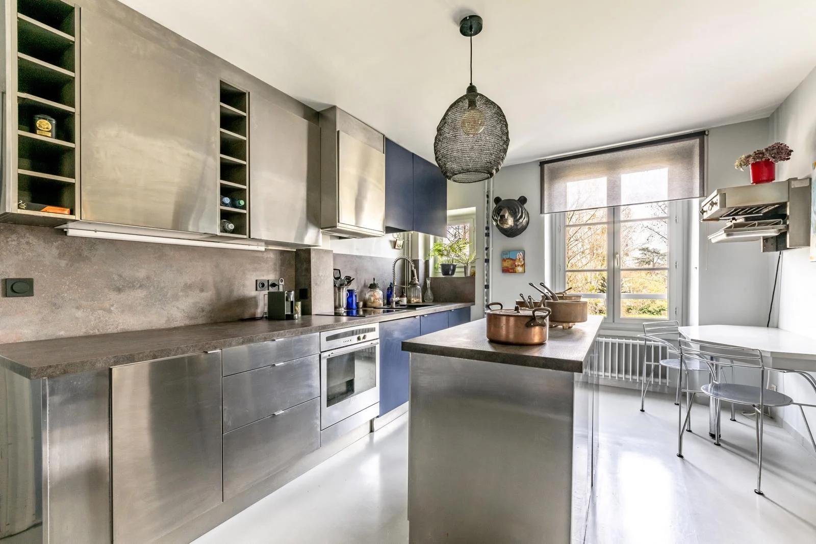 Cuisine grise équipée avec îlot central et fenêtre — Bougival.