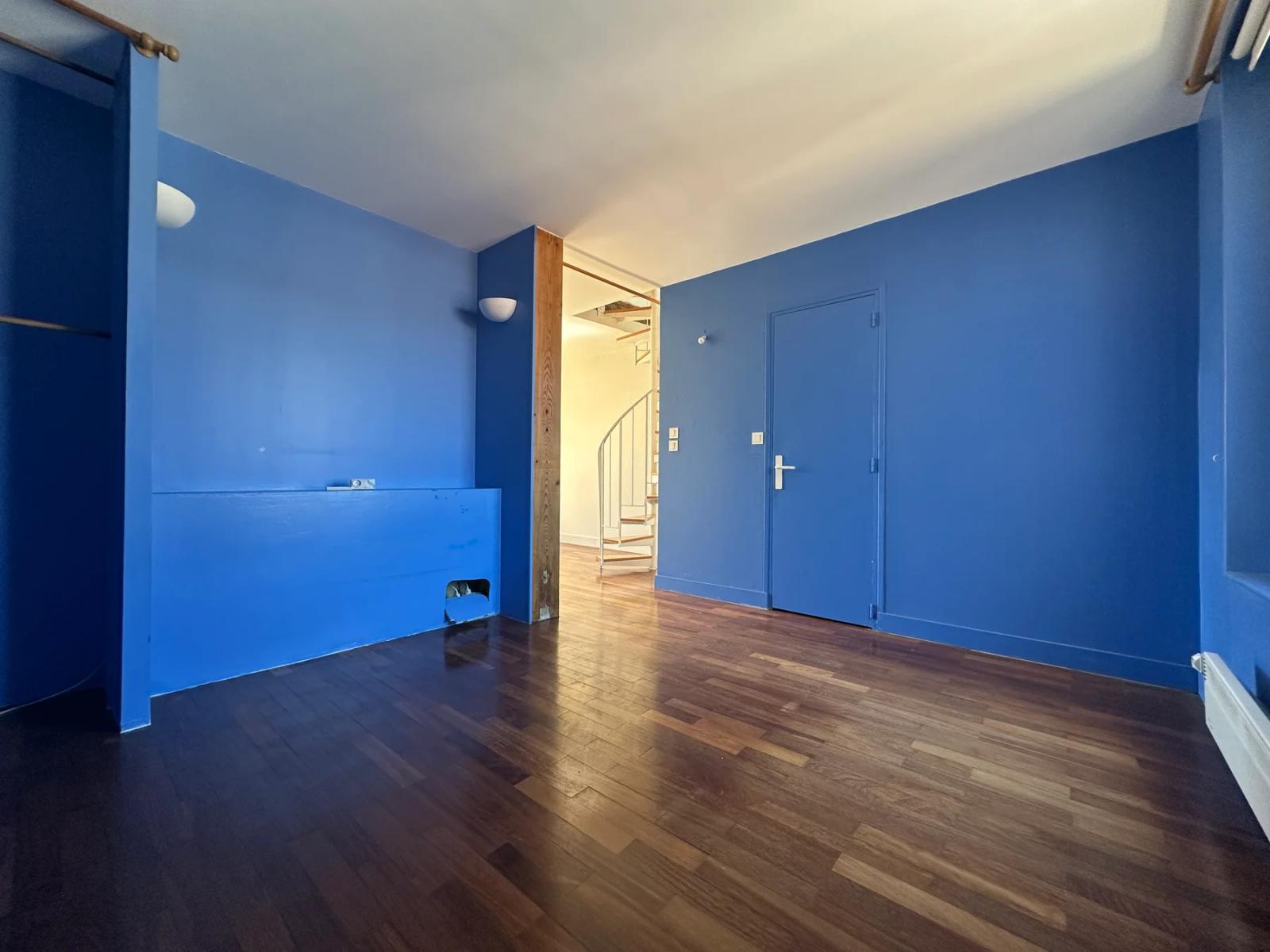 Chambre aux murs bleus avec parquet et placards intégrés — Versailles.