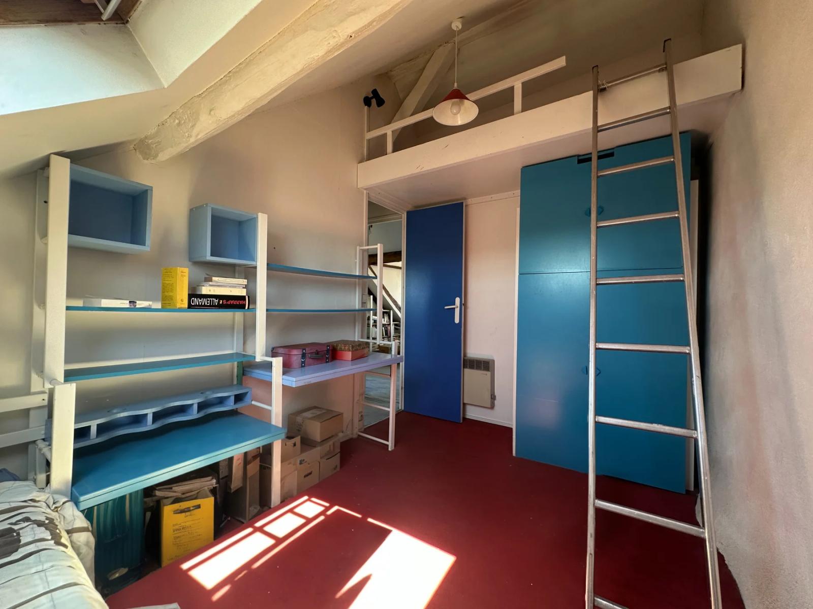 Chambre avec mobilier bleu et couchage en mezzanine — Versailles.
