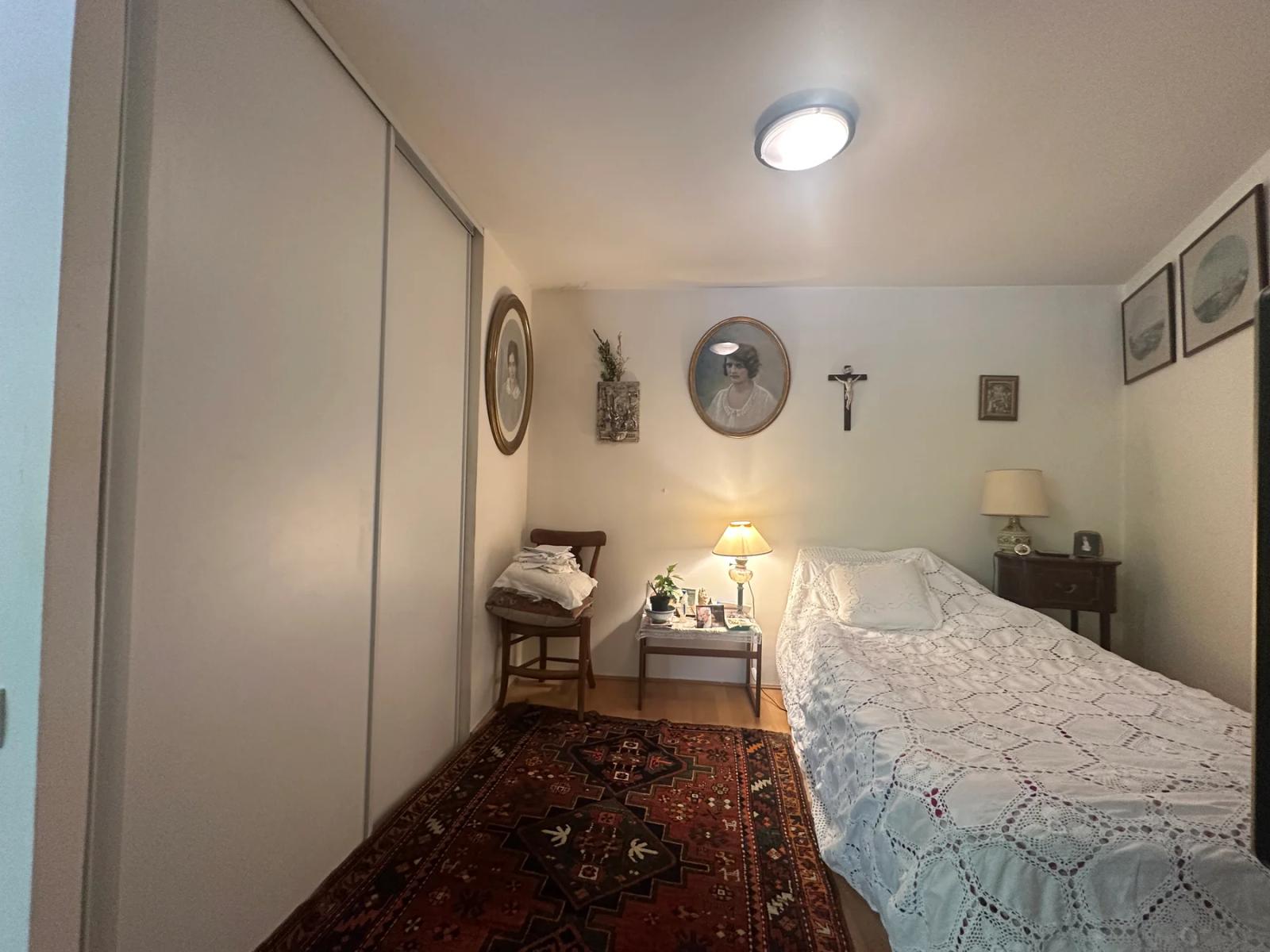 Coin nuit avec lit et placards à portes coulissantes — Versailles.