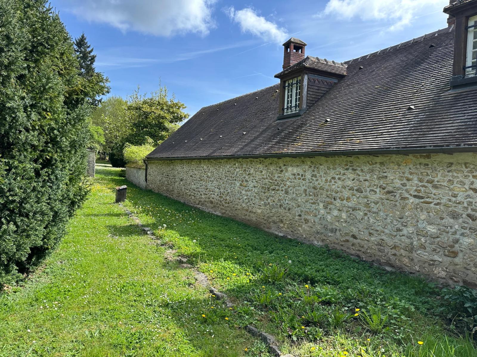 Façade arrière en pierre et passage engazonné — Villeconin.