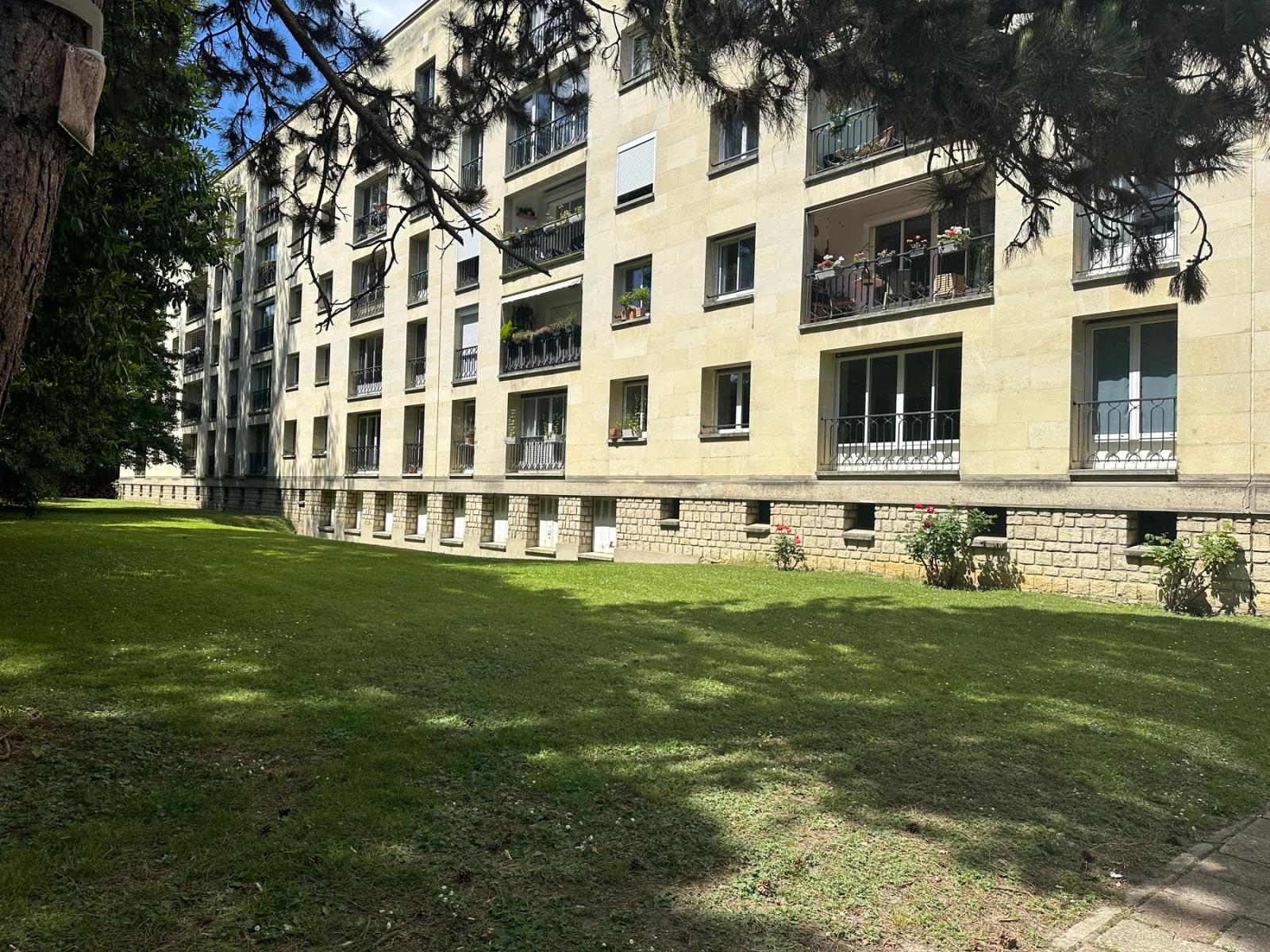 Façade de la résidence avec balcons donnant sur la pelouse — Ville-d’Avray.
