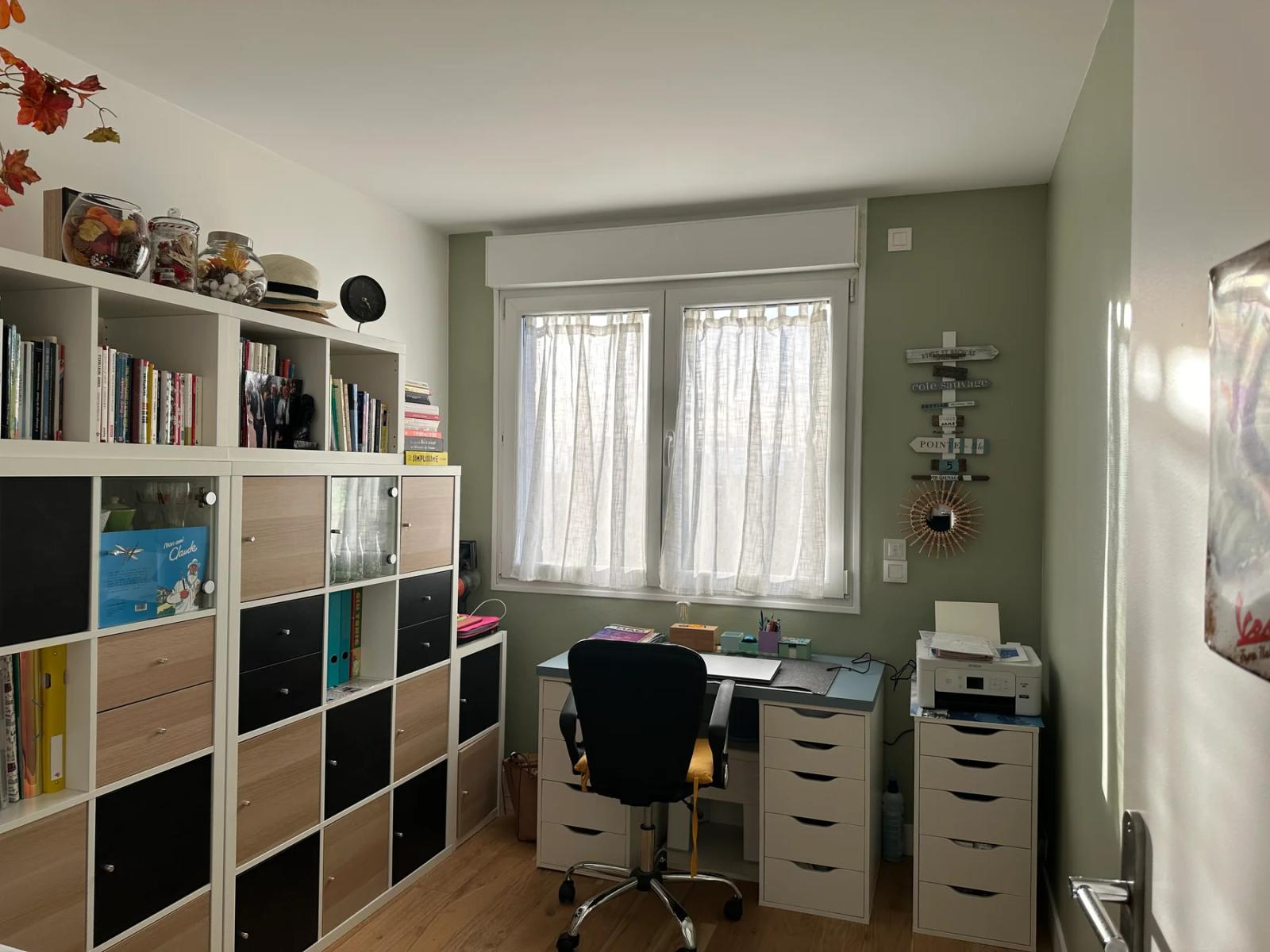 Bureau avec étagères et plan de travail sous la fenêtre — Meudon-la-Forêt.