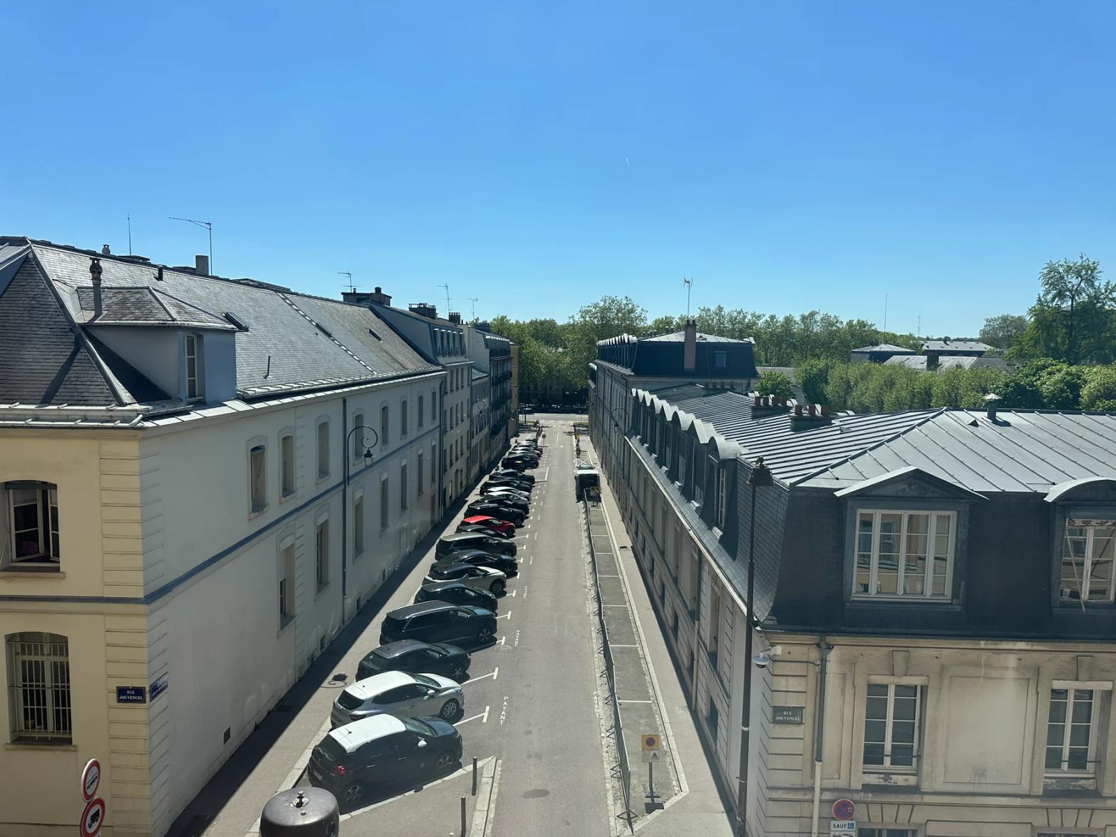 Vue en hauteur sur la rue et les toitures du quartier — Versailles.