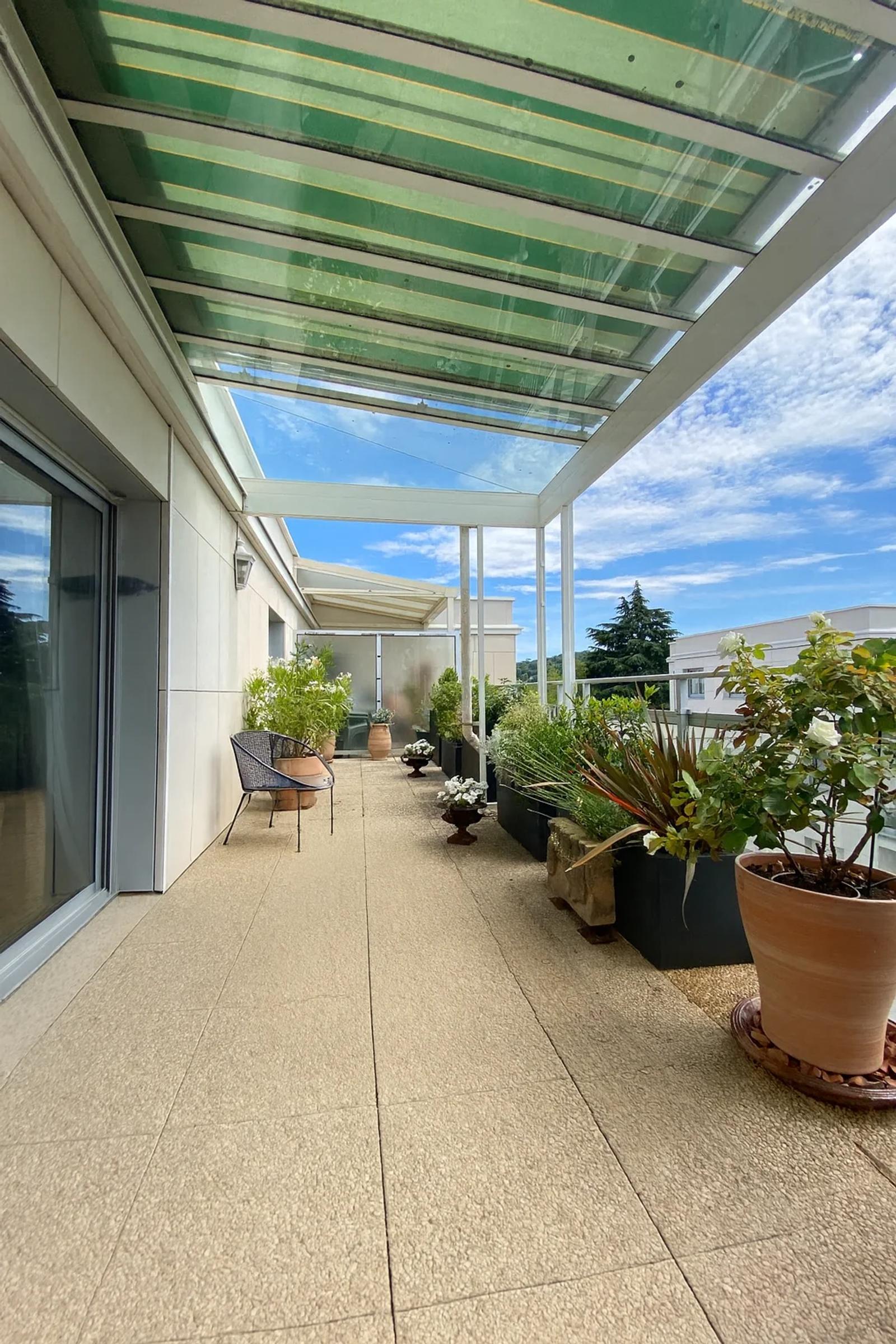 Vue de la terrasse sous la pergola avec jardinières et vue sur les toits — Croissy-sur-Seine.
