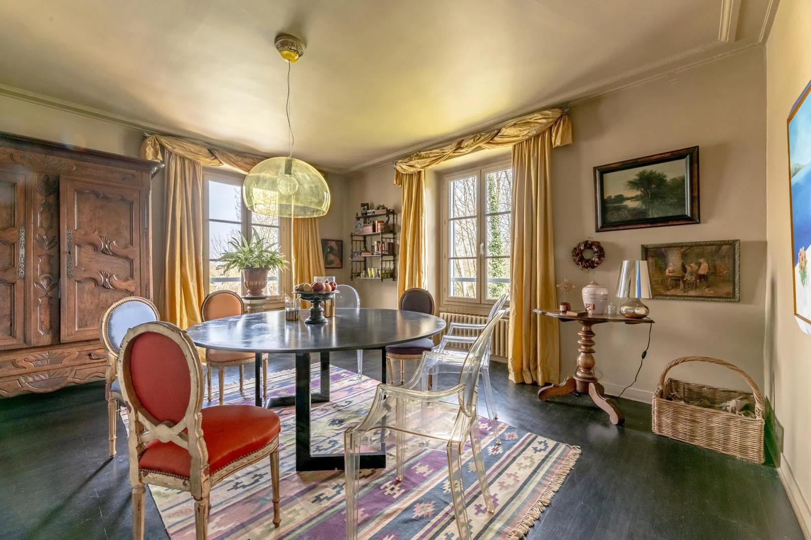 Salle à manger avec parquet sombre et mobilier en bois — Bougival.