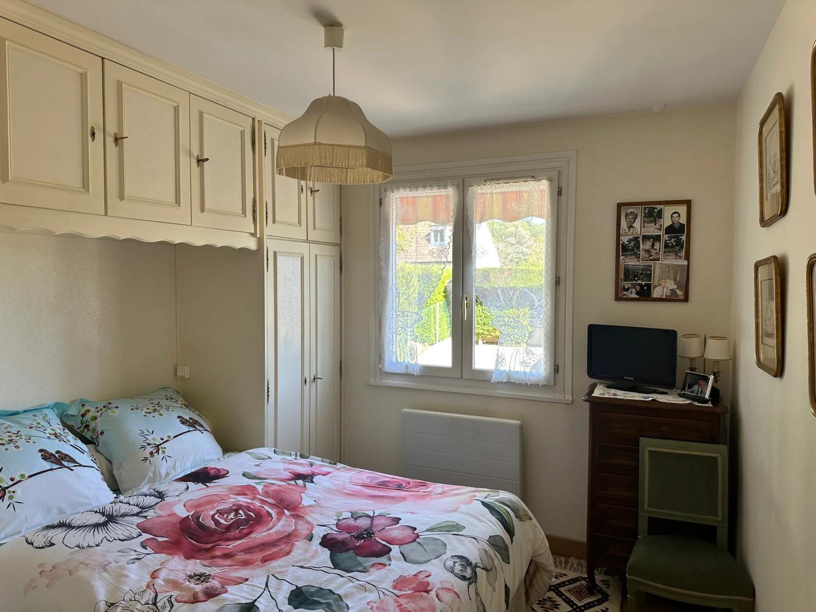 Chambre avec lit double et rangements autour du lit — Maule.