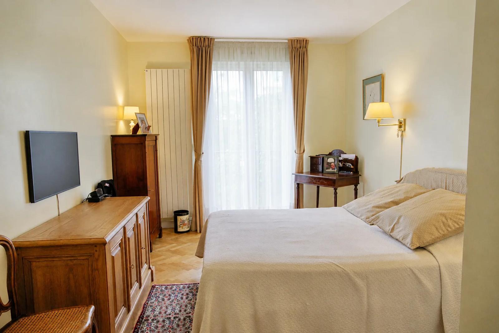 Chambre avec lit double et porte-fenêtre — Vaucresson.