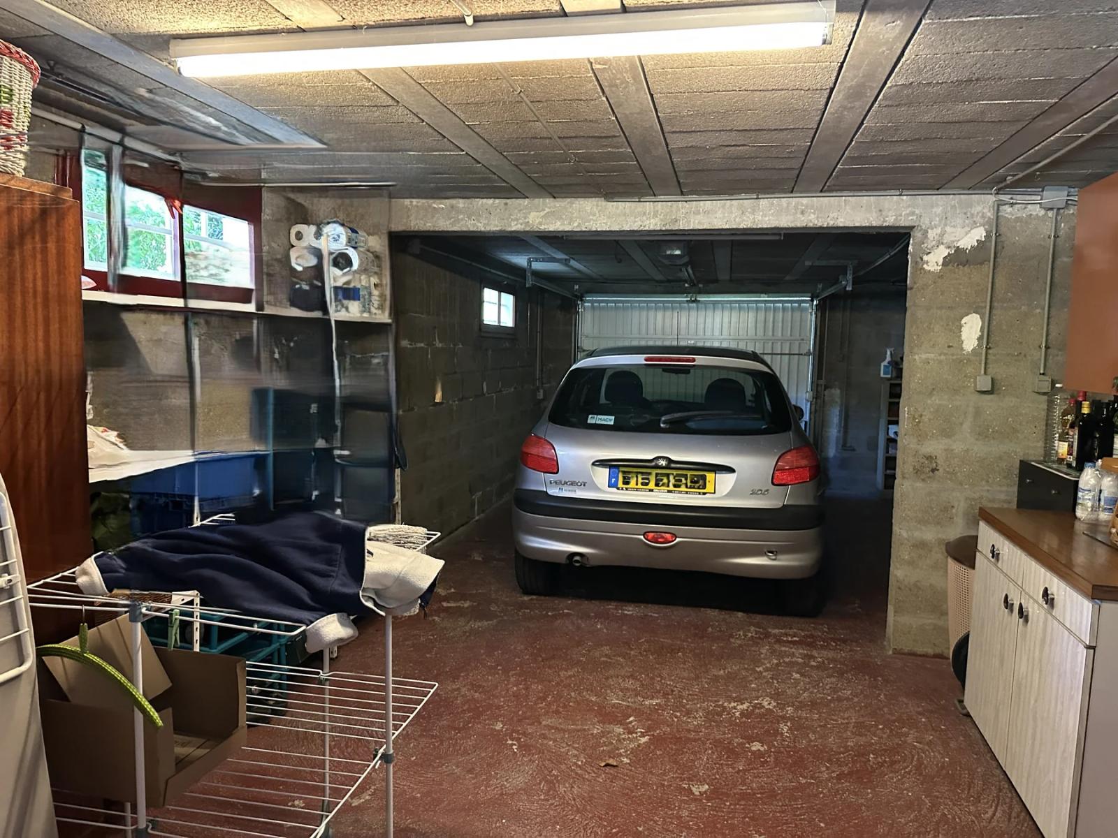 Garage avec voiture et espaces de rangement — Maule.