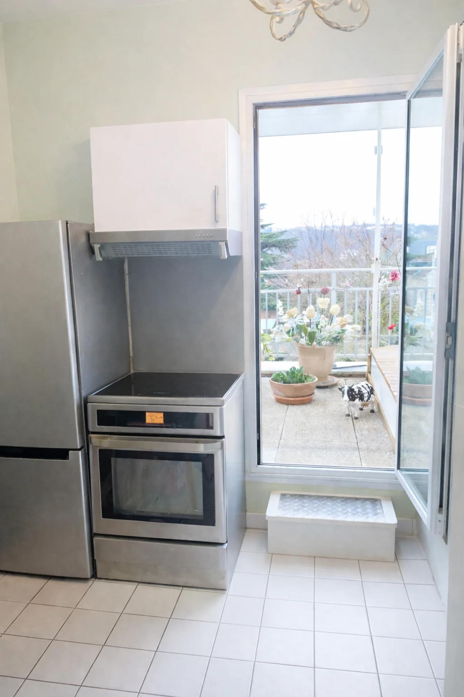 Cuisine équipée ouvrant sur la terrasse — Croissy-sur-Seine.
