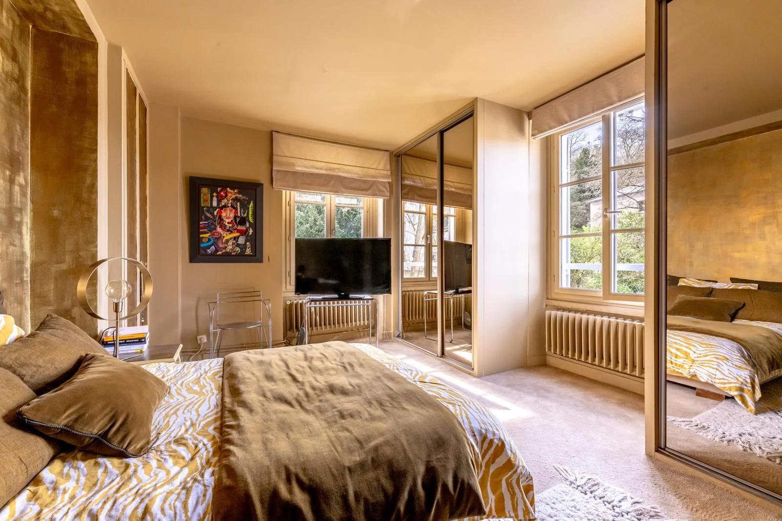 Chambre avec lit double et placards à portes miroir — Bougival.