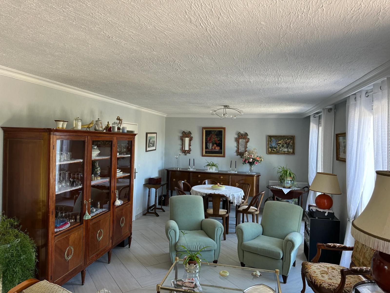 Séjour avec coin repas et mobilier en bois — Maule.
