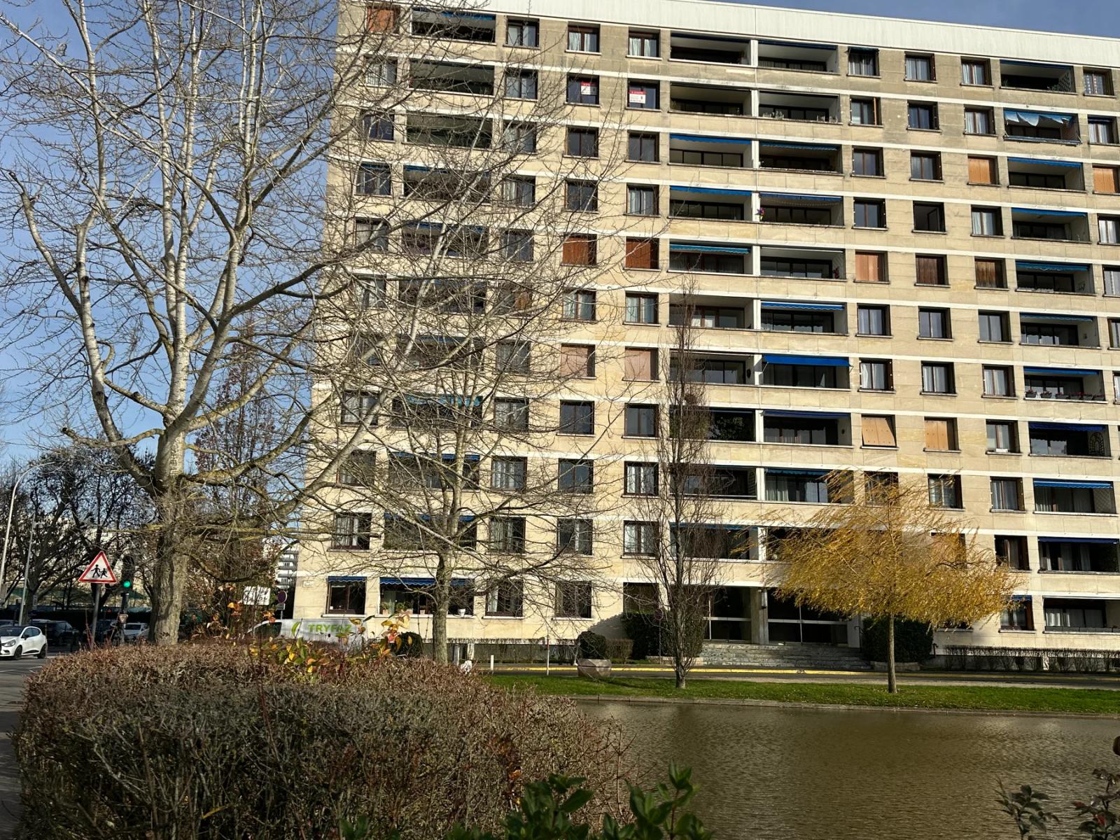 Façade de l’immeuble avec balcons et arbres au premier plan — Meudon-la-Forêt.