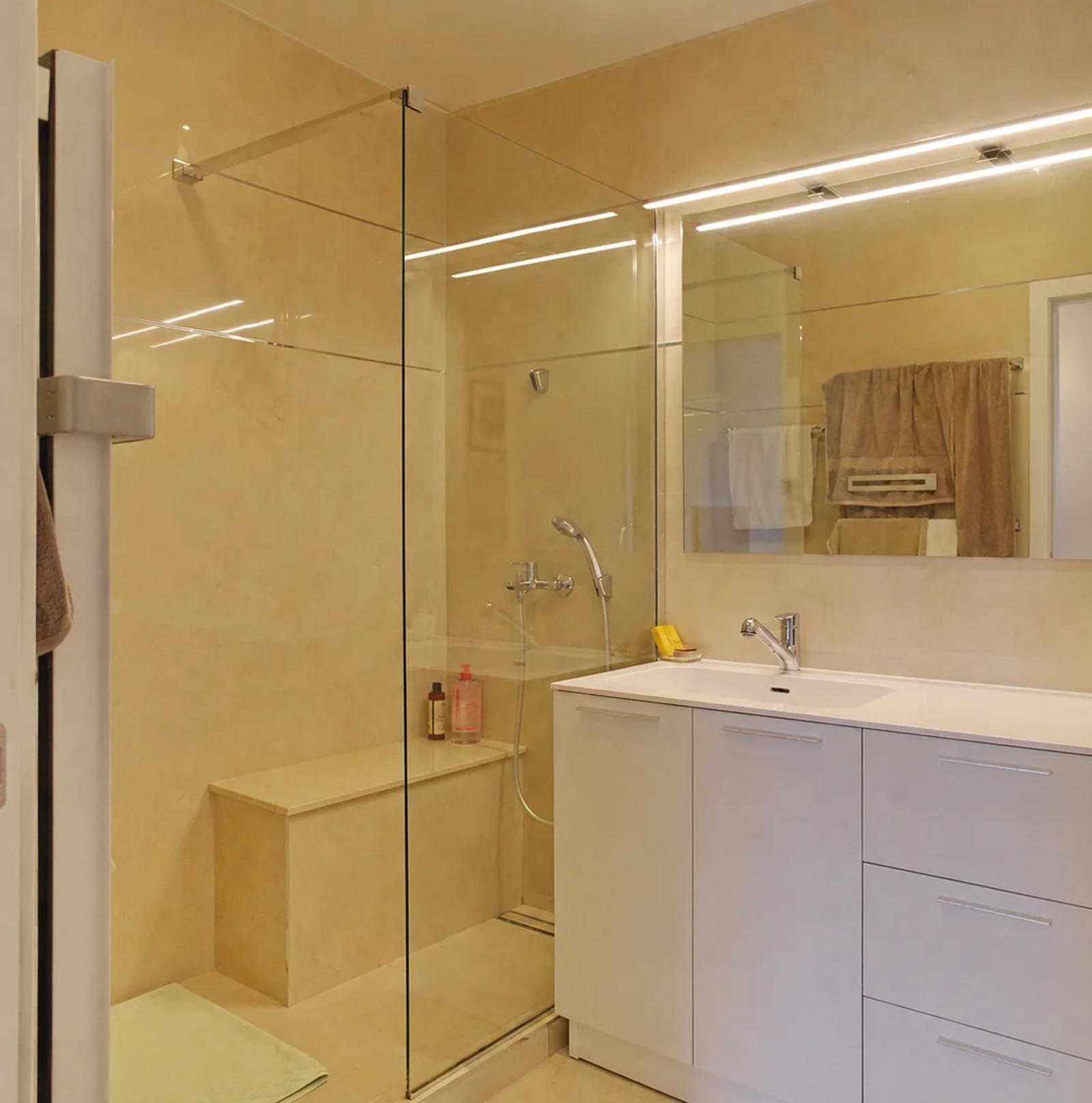 Salle d’eau avec douche vitrée et meuble vasque blanc — Vaucresson.