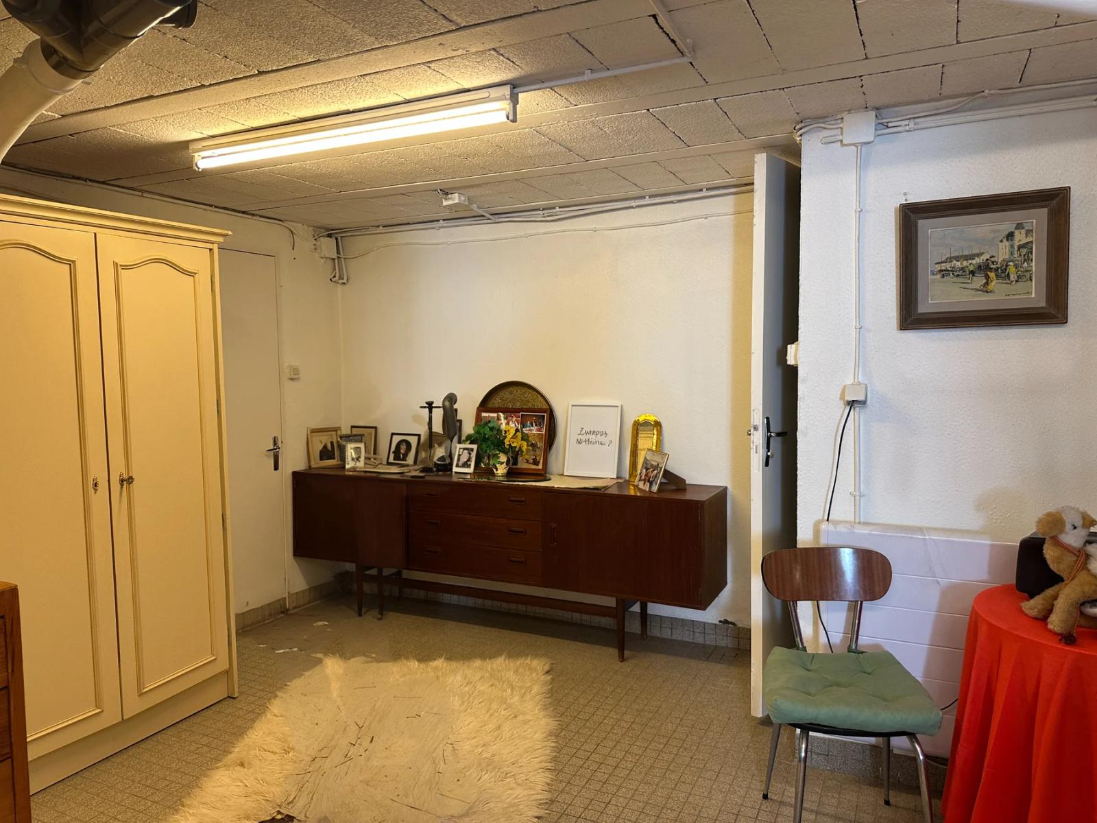 Pièce en sous-sol avec fenêtre et armoire — Maule.