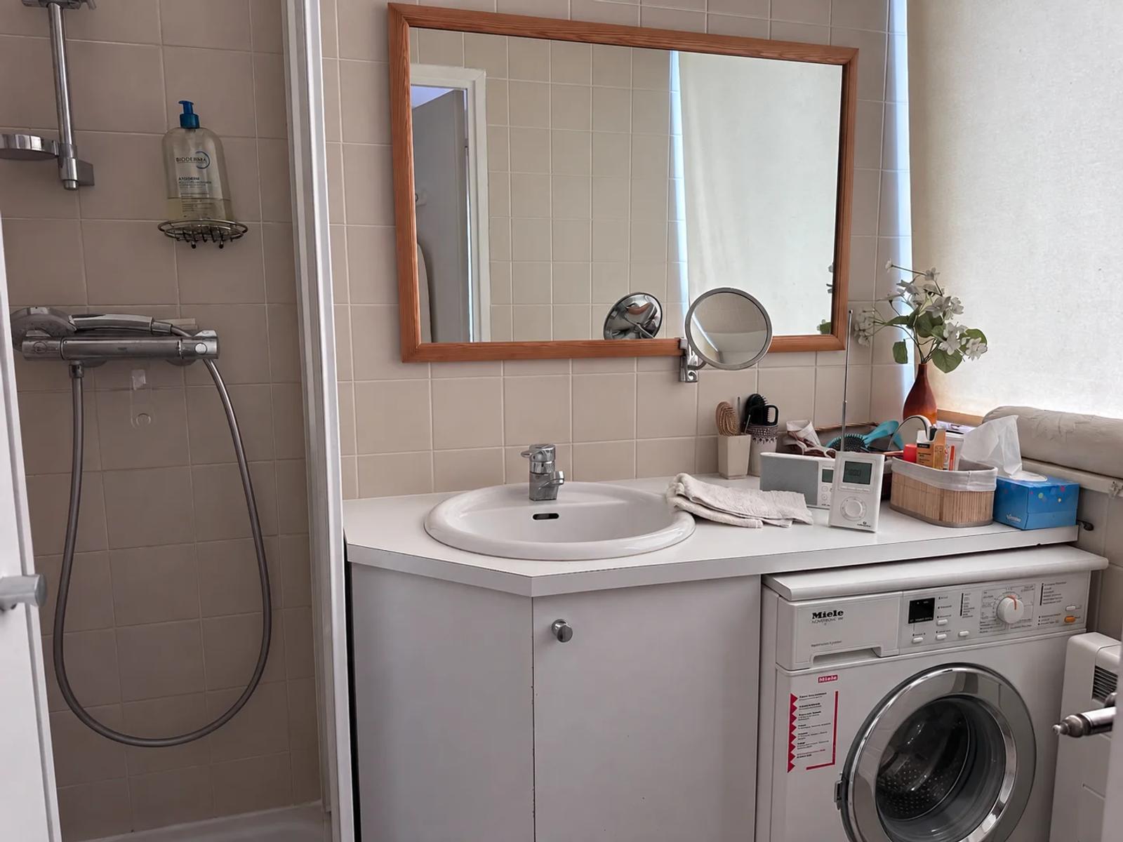Salle d’eau avec douche, vasque et lave-linge — La Celle-Saint-Cloud.