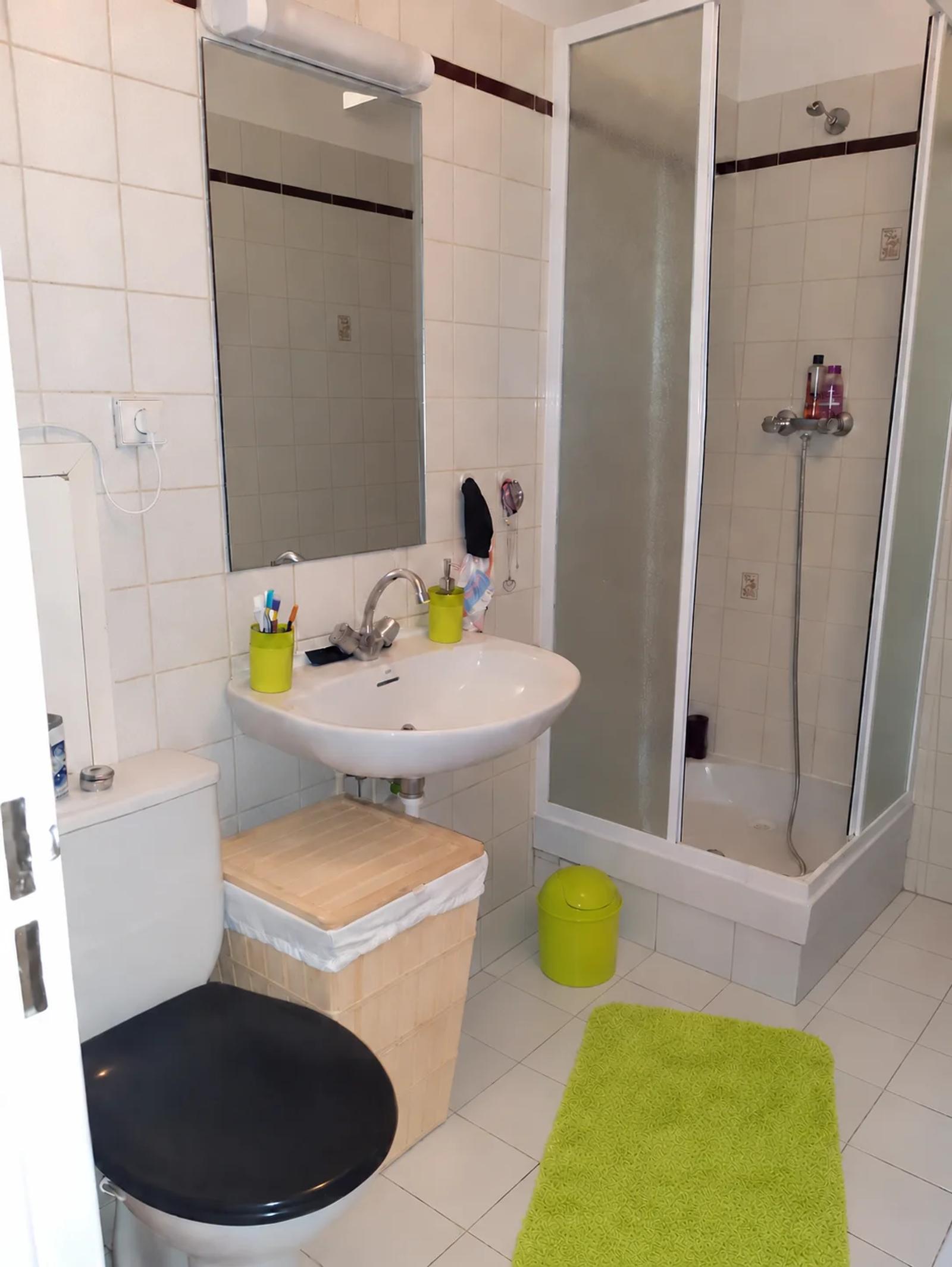 Salle d’eau avec cabine de douche, lavabo et toilettes — Chaville.