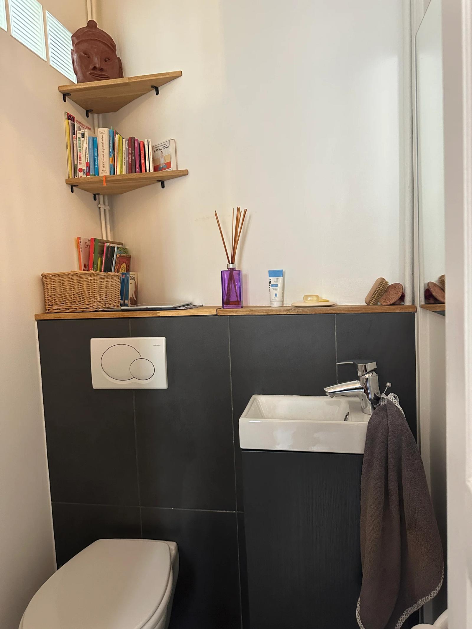 Toilettes séparées avec lave-mains et étagères — Paris 11e.
