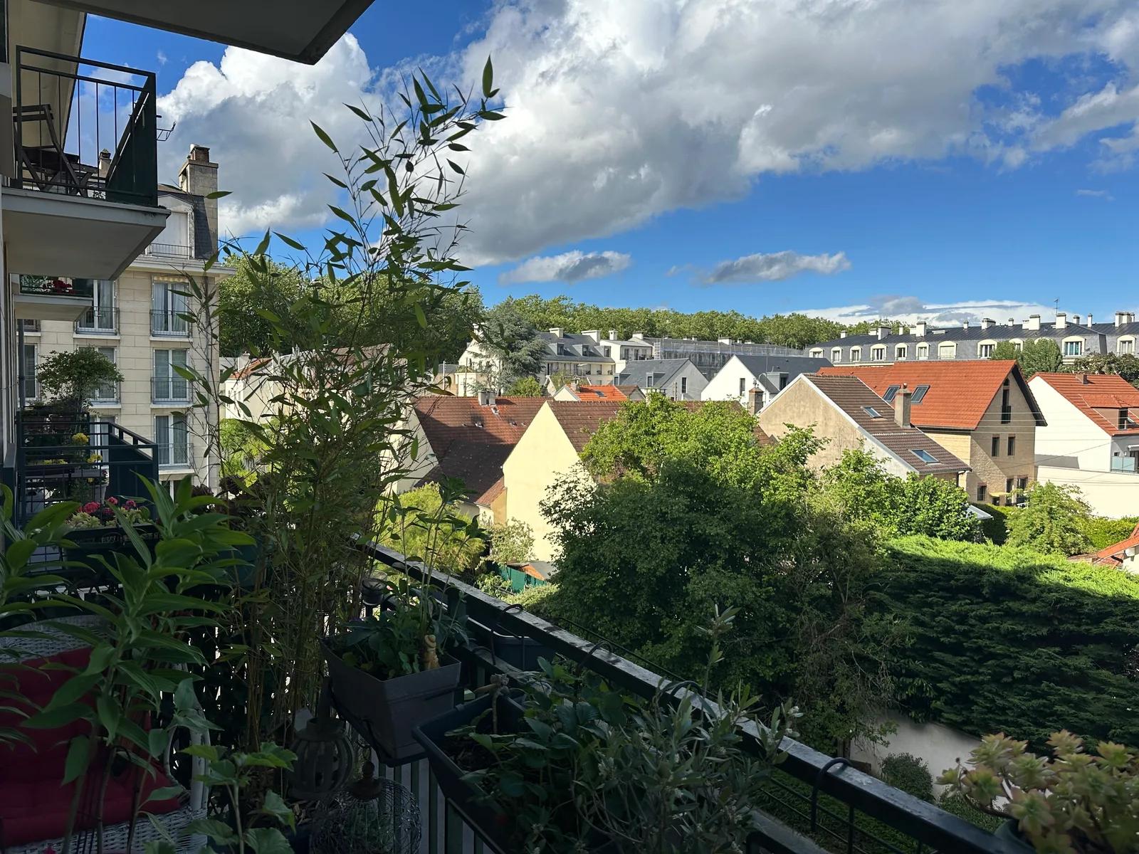 Vue depuis le balcon sur les toits du quartier et les jardins — Versailles.